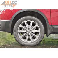 原廠已有18吋輪圈,輪胎尺碼為215/55 R18。