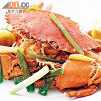 薑葱炒蟹<br>薑葱炒是香港人最喜歡的煮蟹方法之一，想不到酒店出品，竟也鑊氣十足。