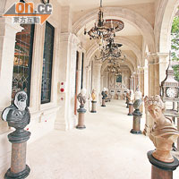 拱形走廊兩旁擺放了一排排雕像，好有歐洲王宮的感覺。