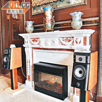 每間客房內都備有高級音響設備供客人使用。