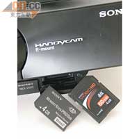 記憶卡支援Sony自家MS Pro Duo和MS Pro-HG Duo外，還可插入SD、SDHC及SDXC。