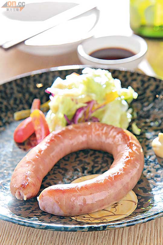 北海道燒馬蹄腸 $32<br>燒腸彎曲如馬蹄，故得其名。以雞肉及豬肉混合製成，口感爽脆，燒香後可以黃芥辣蘸食，佐酒最佳。