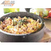 大分柚子胡椒明太子雞柳石頭炒飯 $55<br>賣相看似平凡，但味道香辣惹味，原來師傅以柚子胡椒來調味，飯粒更帶有雞油的香。別錯過底部香脆的飯焦。