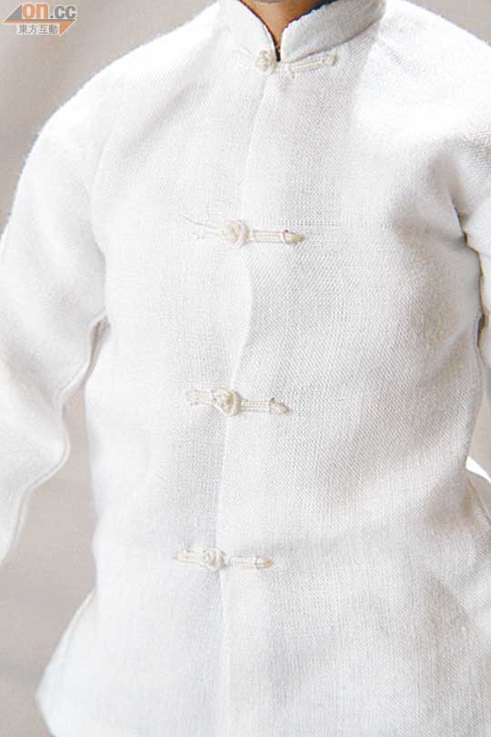 功夫衫兩側並非魔術貼，而係跟足真衫咁用綁繩繫上，換裝時要花啲心機。
