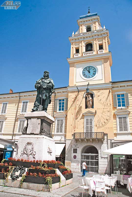 黃色鐘樓加上加里波第雕像標誌的加里波第廣場，是帕爾馬的繁榮地帶。