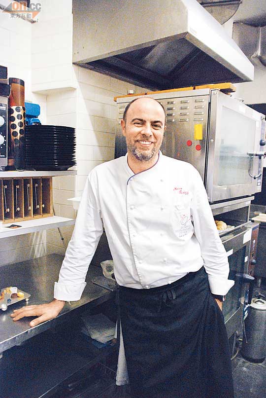 第3代傳人Marco Parizzi是餐廳總廚，他堅持親自為客人點菜。
