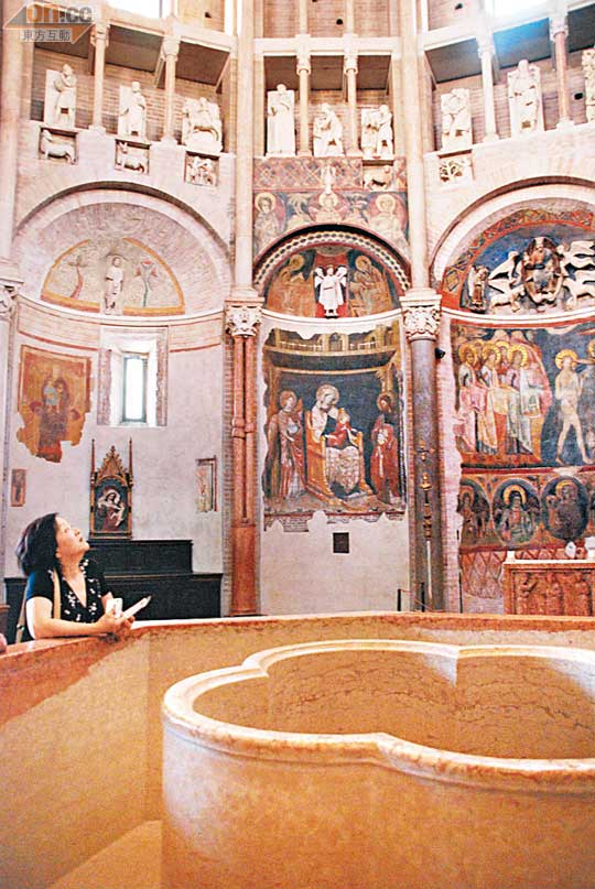 洗禮堂中央有個華麗浸禮水池，四周還被精緻壁畫和浮雕包圍。