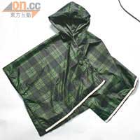 綠色格仔斗篷式雨褸，既時尚又實用。$499（b）
