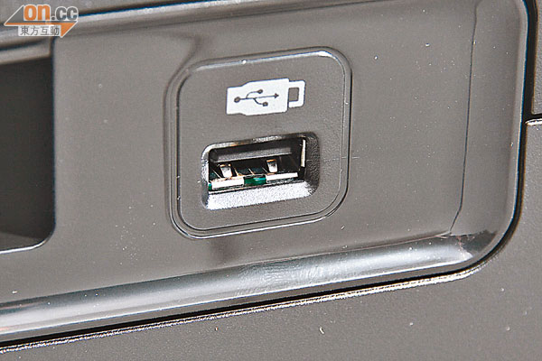 支援USB直讀功能，可以直接選取USB儲存裝置內的文件打印。