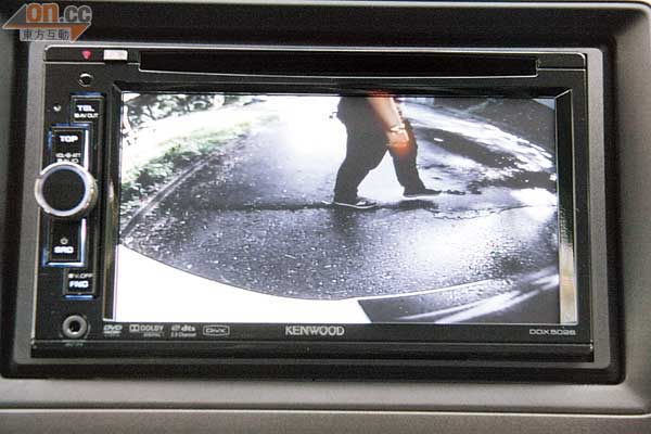 中控台屏幕對應泊車鏡頭，安全設備交足貨。