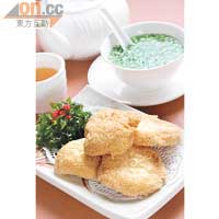 普寧炸豆腐$32<br>正宗的普寧豆腐很適合用來炸，油炸後外層呈蜂巢狀，特別脆口，點上韭菜鹽水後才吃，感覺不會太熱氣。