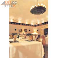 Peppertree Restaurant的天花裝飾猶如夜空。