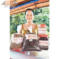 Ben的未婚妻Jess也在島上經營Cafe，主打甜品。