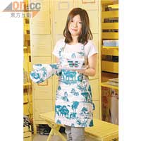 Savannah Toile廚房用品系列<br>設計師以美國小鎮薩凡納嘅景色為設計藍本，感覺清新，產品包括圍裙、茶壺墊、隔熱手套等，由有彈性嘅可機洗棉布製成。圍裙$190茶壺墊、隔熱手套 $110/套