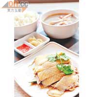 海南雞肉質嫩滑有雞味，油飯夠香，餐湯冇味精，清甜可口。$48（午餐）（e）