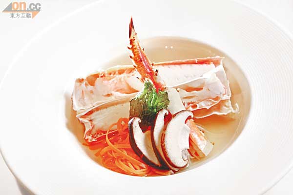 日本清酒西洋蒜煮阿拉斯加皇帝蟹腳<br>阿拉斯加皇帝蟹腳肉質結實鮮甜，特別以淡味的大葱、甘筍、木魚等熬成湯配襯，還加入清酒調味，效果不錯。