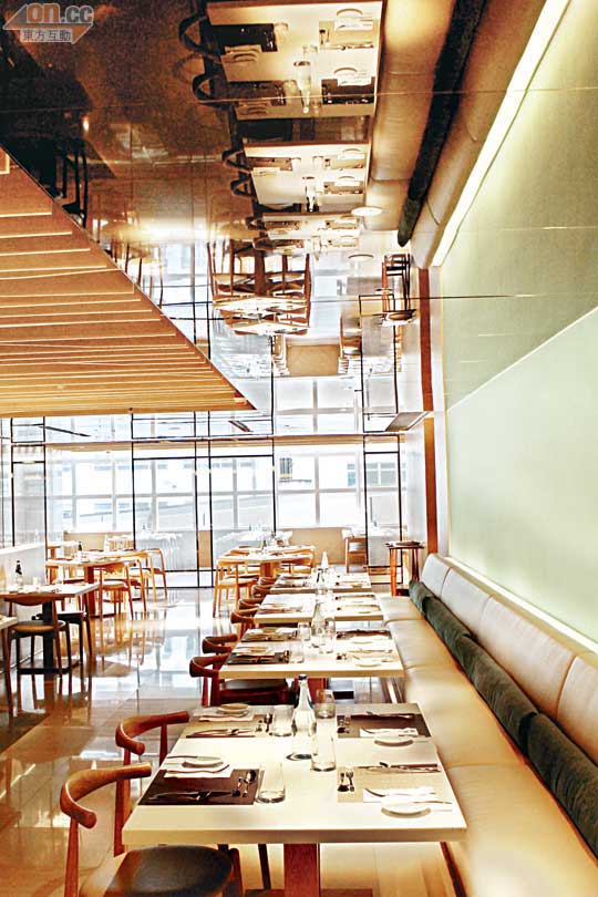 餐廳LIS設計簡約，感覺很年輕，天花的鏡子更可增加空間感。