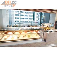 自成一國的甜品櫃，除小杯甜品外，還有即製梳乎厘、芝士切餅、班戟等，目不暇給。