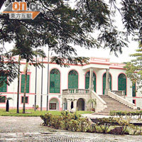 兩層高的南歐風格建築，是賈梅士博物院的原址。
