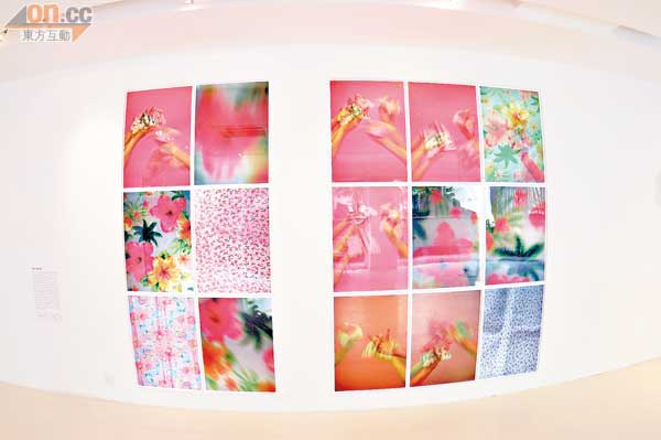 蔡仞姿作品主題是「透達日常，斑駁寄望」，一組共15幅影像的燈光裝置，以印有不同印花圖案的紙張創作出兒時流行的摺紙玩意「東南西北」，不斷開合過程，就如花朵盛放及凋謝一樣。