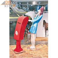李桓權的《A Windy Day》，表現出風吹彎了一個女人和一個郵箱，就像一個空的心，一陣落寞的秋日微風和一陣孤寂的思念之風。