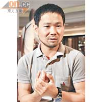 李桓權表示兒時於家中透過電視觀看電影，令他產生出「扭曲塑像」的概念。
