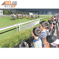 一家大細觀看季內首次試閘，共敘天倫樂。