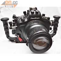 Nauticam潛水相機殼（for Nikon D300s），機殼上方有專利射燈臂環插孔。US$2,900