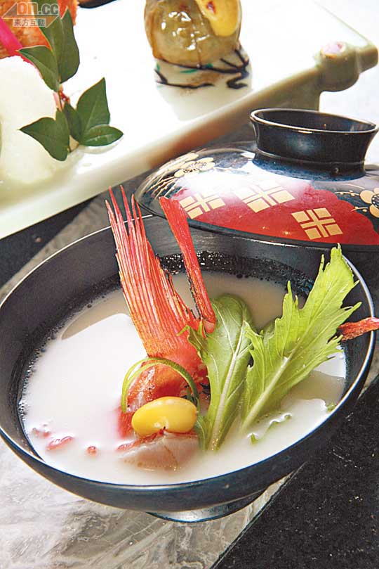 雜菜喜知次魚湯<br> 魚骨與雜菜熬上2小時而成，魚湯呈奶白色味道濃郁，加入雜菜，更能提升湯的甜味。