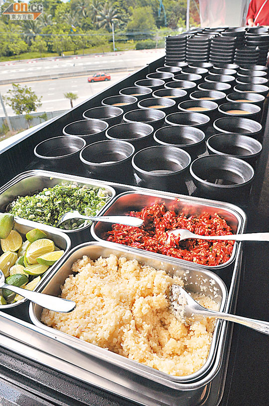 日泰Fusion菜提供麵豉湯和蒜蓉辣椒等配料。