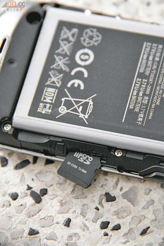 內置記憶體僅得153MB，好彩可加裝最多32GB microSDHC卡。