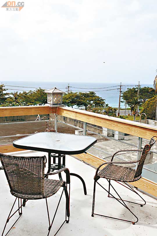 部分房間露台可遠眺海岸的景色。