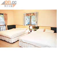 房間有雙人及家庭房之分，布置簡潔舒適。