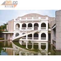 外形西化的紀念館，設計出自中國建築大師莫伯治之手。