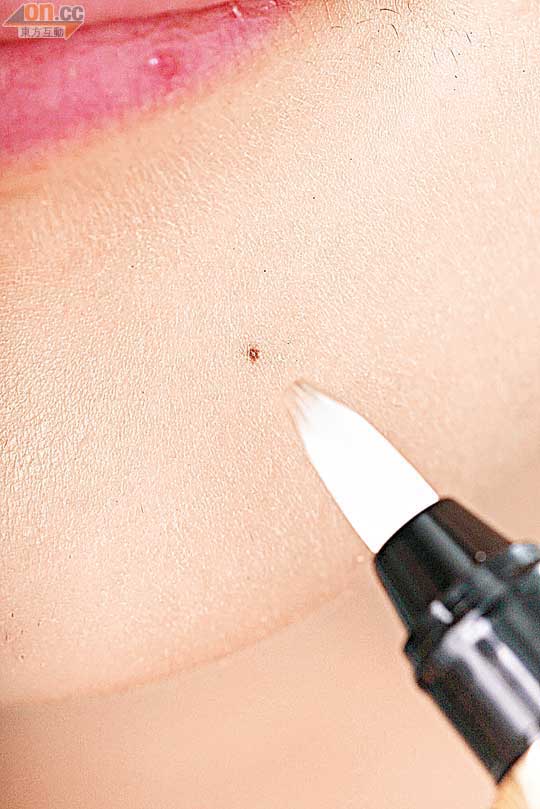 較小的斑點要用掃頭較細的化妝掃，否則容易令周圍的自然膚色變得不均勻。