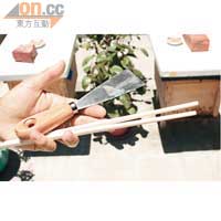 Michael約每4天便清理蜂箱一次，鐵鏟及筷子是主要工具。