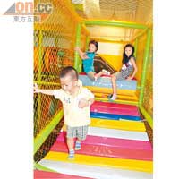 適合幼兒的障礙迷宮,他們可穿過搖動的彩虹梯子、圓筒形隧道及各種障礙物,訓練手腳協調。