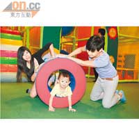 彩虹接環是Playgroup常用的設施,用以訓練孩子的旋轉力。