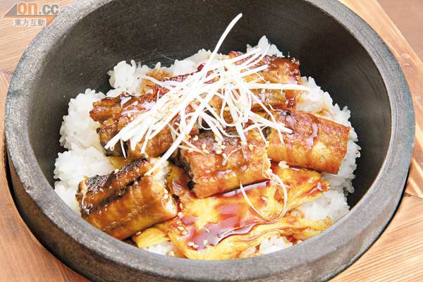 鰻魚丼 $88<br>大廚採用日本入口鰻魚，特別以石鍋奉上，讓自家煮製的鰻魚汁可以燒得更香，汁料流至鍋底更隨時燒出飯焦，讓整個丼飯味道更突出。