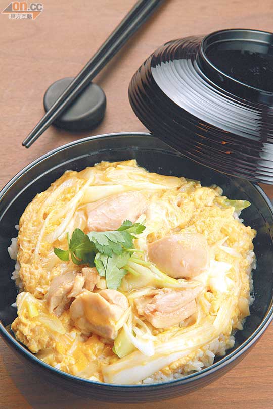 滑蛋雞肉丼 $78<br>餐廳師傅特別到日本學藝，以秘方及精準的時間控制，將日本福岡雞蛋煮成濕潤蛋漿，配上有機雞肉及日本大葱，炮製好味又健康的經典美食。