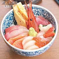 特選海鮮丼 $168<br>挪威三文魚，加上日本入口的帆立貝、油甘魚、牡丹蝦、吞拿魚及三文魚子，片片厚切，味道特別鮮味，愛吃刺身的朋友不能錯過。