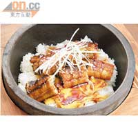 鰻魚丼 $88<br>大廚採用日本入口鰻魚，特別以石鍋奉上，讓自家煮製的鰻魚汁可以燒得更香，汁料流至鍋底更隨時燒出飯焦，讓整個丼飯味道更突出。