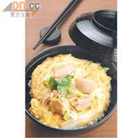 滑蛋雞肉丼 $78<br>餐廳師傅特別到日本學藝，以秘方及精準的時間控制，將日本福岡雞蛋煮成濕潤蛋漿，配上有機雞肉及日本大葱，炮製好味又健康的經典美食。