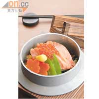 三文魚親子釜飯 $98<br>「釜」是日本古時烹調用的鐵鍋，這裏由日本訂製特別爐具煮製釜飯，飯則先以由昆布、山菜、味醂等煮成的汁料煮至7成熟，再加入三文魚煮熟，整個飯拌勻吃，才算正宗。