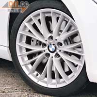原廠已有18吋輪圈，輪胎尺碼為前225/40 R18、後255/35 R18。