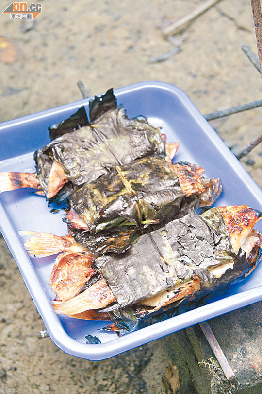 用斑蘭葉包裹溪水魚燒烤，魚肉鮮嫩香滑，一點也不腥。