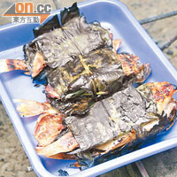 用斑蘭葉包裹溪水魚燒烤，魚肉鮮嫩香滑，一點也不腥。