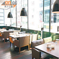 餐廳設計注重悠閒及無拘無束，因此座位間預留大量空間，坐得很自在。