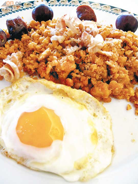 鄉土料理Las Migas Pastoriles，以炸麵包粒製成，配隻荷包蛋，盛惠Eur16（約HK$160）。