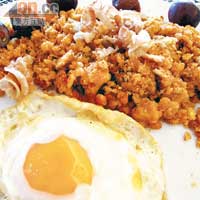鄉土料理Las Migas Pastoriles，以炸麵包粒製成，配隻荷包蛋，盛惠Eur16（約HK$160）。